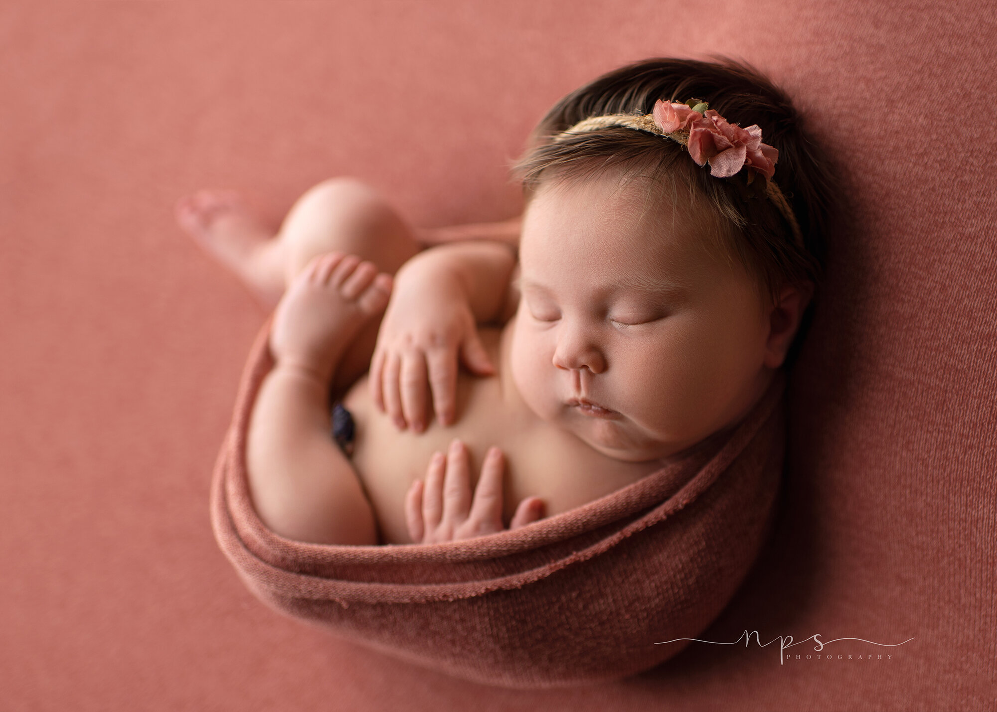 relaxed newborn pose
